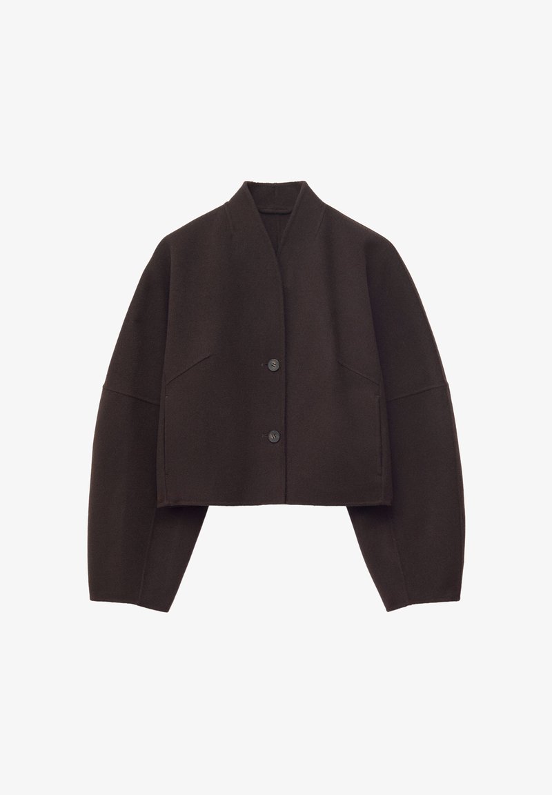 Giacca corta marrone scuro con colletto a V, maniche lunghe e due bottoni frontali su uno sfondo bianco semplice.