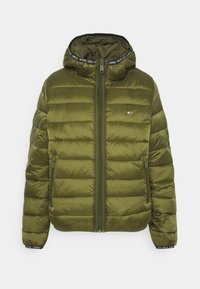 Olivi vihreä toppatakki, jossa on vetoketjukiinnitys, kiinnitetty huppu, pystysuunnassa tikattu kuvio ja logoyksityiskohta kauluksessa ja hihansuissa.