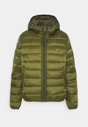 Veste matelassée vert olive avec fermeture éclair, capuche intégrée, motif matelassé vertical et détail du logo sur le col et les poignets.
