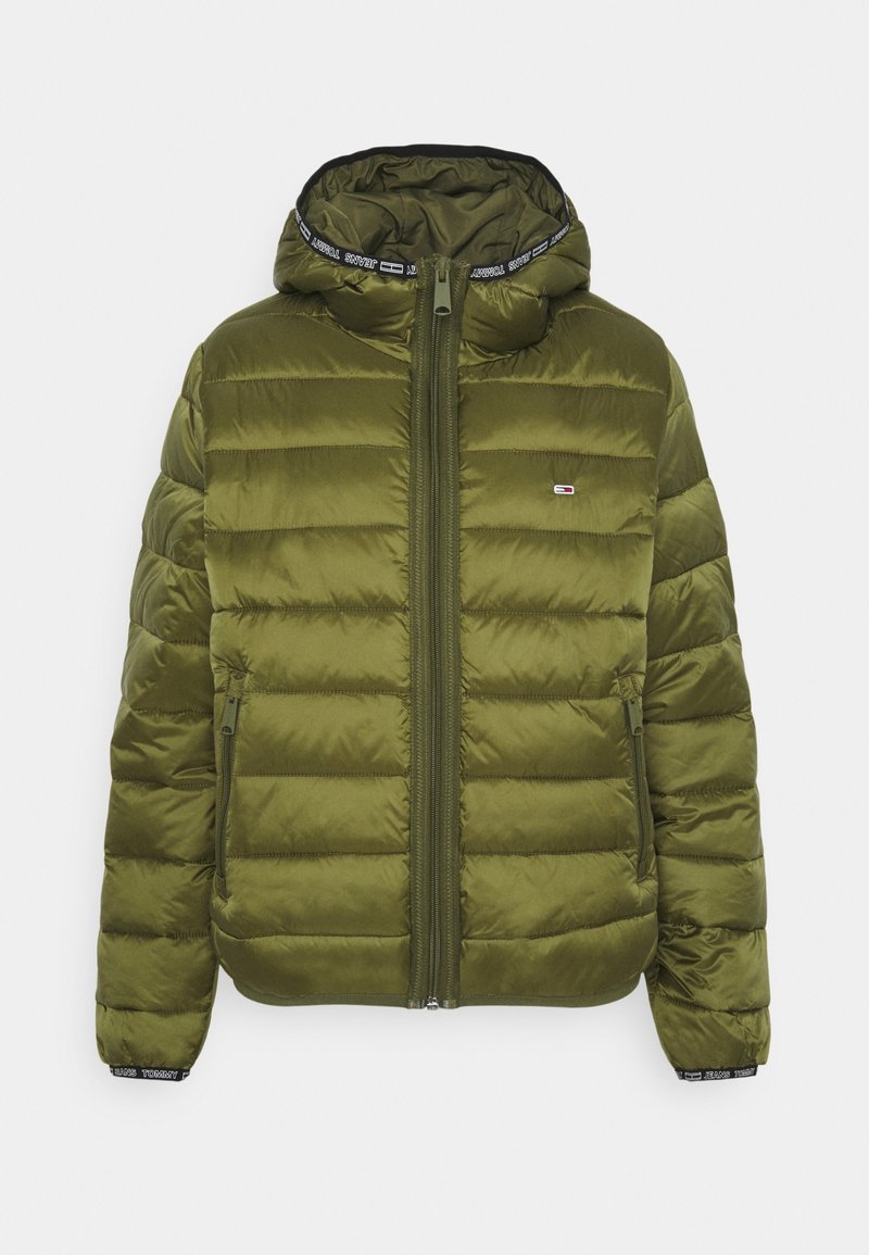 Olivi vihreä toppatakki, jossa on vetoketjukiinnitys, kiinnitetty huppu, pystysuunnassa tikattu kuvio ja logoyksityiskohta kauluksessa ja hihansuissa.