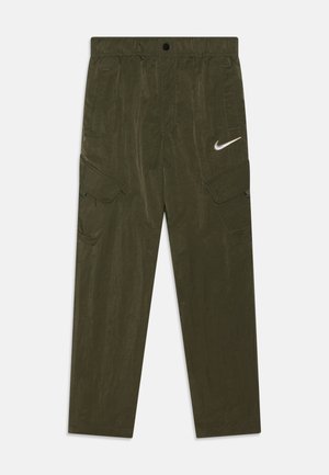 Olivenfarvede cargobukser med elastisk taljebånd, klaplommer på lårene, sidelommer og hvid Nike Swoosh-logo på højre ben.