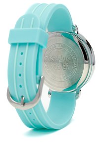 Une montre connectée turquoise avec un bracelet en silicone, un dos en acier inoxydable argenté et des marquages de résistance à l'eau. Texture lisse, design arrondi.