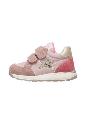 Lyserød børnesneaker med to velcrostropper, stjerneformet detalje på siden og hvid sål.