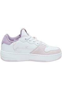 Hvite sneakers med lyslilla detaljer, laget av semsket skinn og lær, rundet form, fremtredende logo på siden, snøring, teksturert såle.