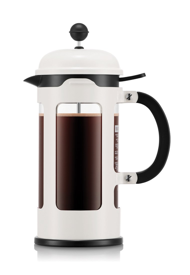 Prensa francesa blanca con un mango y tapa negra, cuerpo de vidrio que muestra café oscuro, forma cilíndrica y un émbolo con un botón redondo en la parte superior.