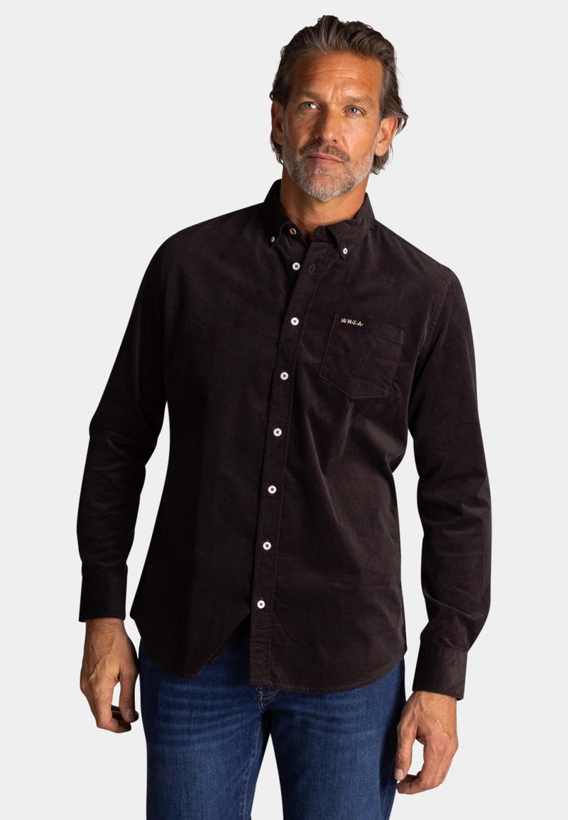 Zwarte button-up overhemd met een borstzak, gemaakt van textuurstof. Bevat witte knopen en heeft een slim-fit, gecombineerd met blauwe jeans.