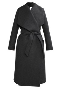 Cappotto avvolgente grigio scuro in misto lana, con ampio colletto, maniche lunghe e cintura in tessuto da annodare in vita per la chiusura.