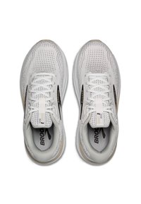 Baskets de course blanches avec une tige en mesh respirant, des accents noirs et un logo bien visible sur la languette. Présente des détails texturés et une semelle rembourrée.