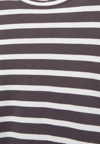 Gestreepte t-shirt in donkergrijs en wit, gemaakt van zachte katoen. Heeft een ronde halslijn en gelijkmatige horizontale strepen over de stof.