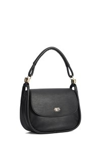 Borsa a tracolla in pelle nera con design curvato, dotata di chiusura a pattina, accessori in metallo dorato e finitura testurizzata.