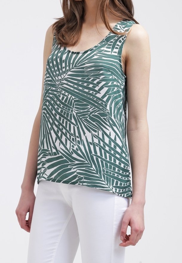 Top sin mangas en verde y blanco con un patrón de hojas tropicales, hecho de una tela ligera con un ajuste relajado y un escote redondeado.
