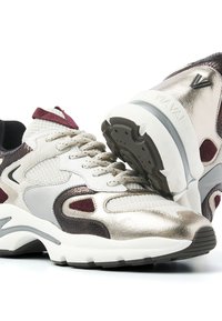 Fette Sneakers mit weißen, metallisch goldenen, burgunderrot und dunkelbraunen strukturierten Paneelen, ausgestattet mit dicken weißen Sohlen und Schnürsenkeln.