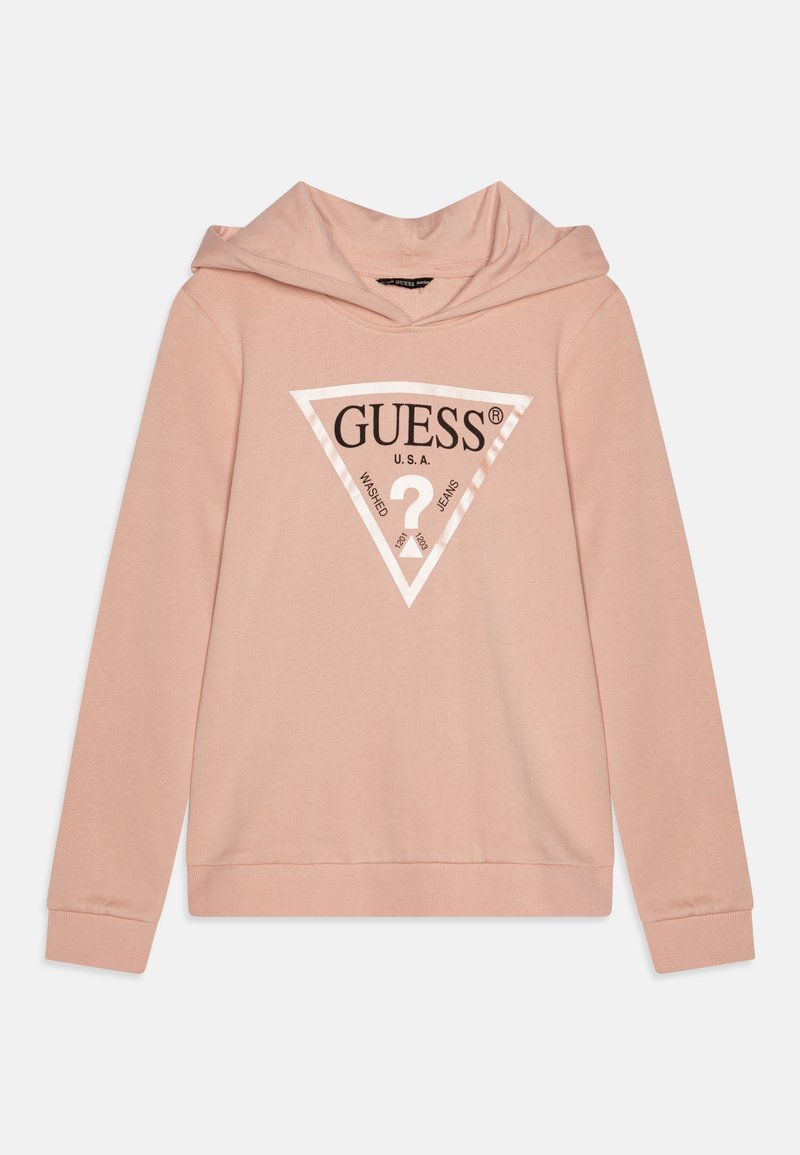 Sudadera rosa con un logo triangular en negro y plateado de "GUESS". Hecha de tela suave, presenta un bolsillo tipo canguro en la parte delantera y puños acanalados.