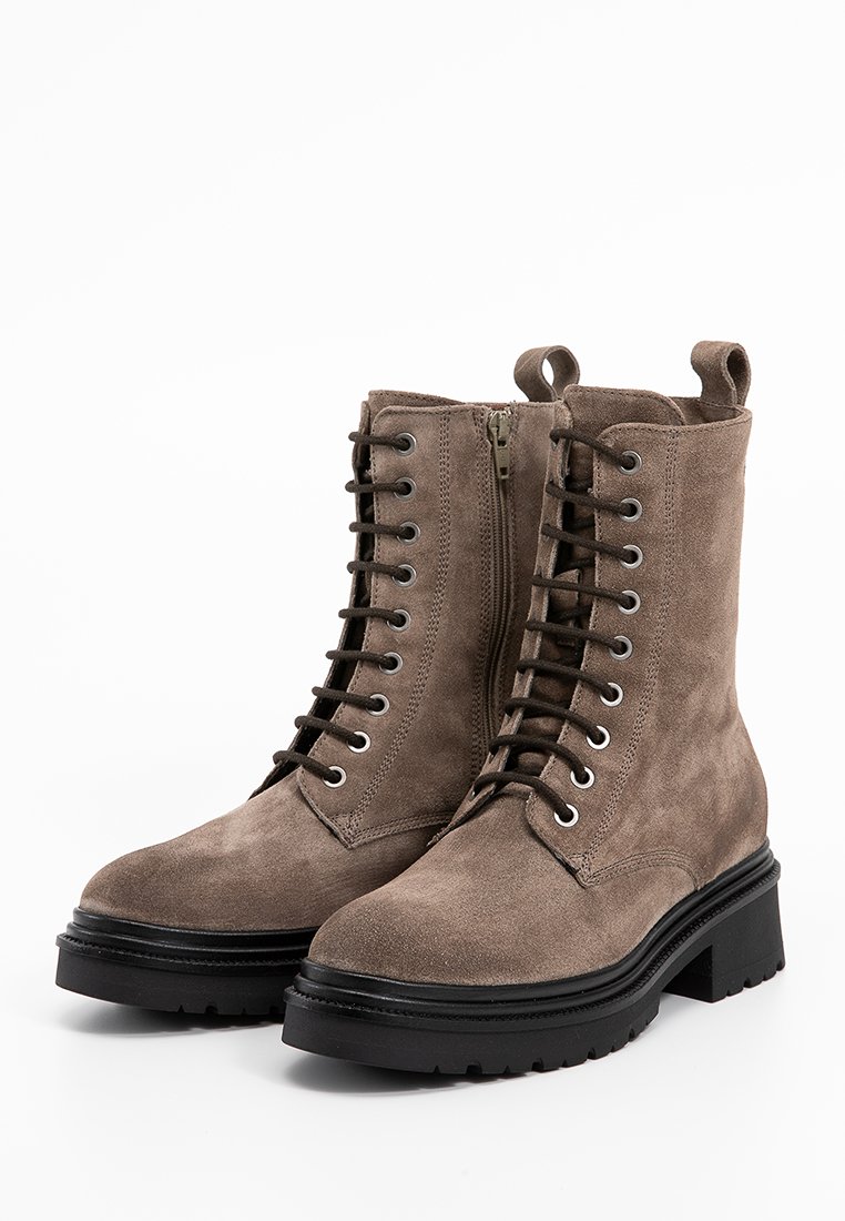 Braune Wildleder-Militä Boots verfügen über eine Schnürung vorne, einen seitlichen Reißverschluss und eine robuste schwarze Gummisohle. Das Design umfasst Metallösen und eine strukturierte Oberfläche.