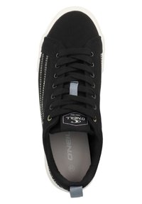 Schwarze Leinensneaker mit weißer Gummisohle, flachen Schnürsenkeln und einer blauen Zuglasche. Verfügt über ein Logo-Patch und weiße Nähte an der Seite.
