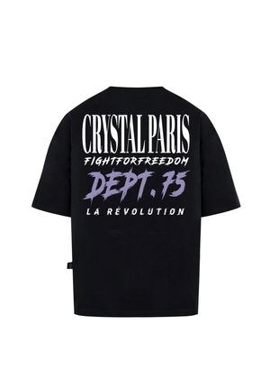T-shirt oversized nera con testo audace in bianco e viola sul retro, con le frasi "CRYSTAL PARIS," "FIGHTFORFREEDOM," e "LA RÉVOLUTION."