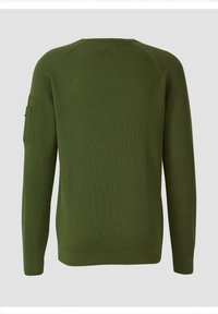 Pull vert côtelé à manches longues, col rond, avec une poche appliquée sur l'épaule gauche. Tissu texturé, coupe ajustée et couleur unie.