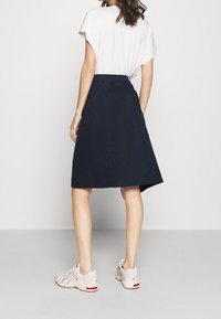 Lacoste Zavinovací sukně - dark blue