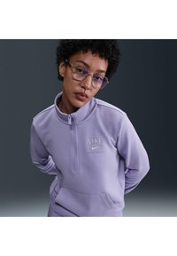 Felpa in pile viola con zip a quarti e tasca frontale, con il logo "NIKE" e lo swoosh in grigio chiaro. Tessuto morbido e vestibilità comoda.