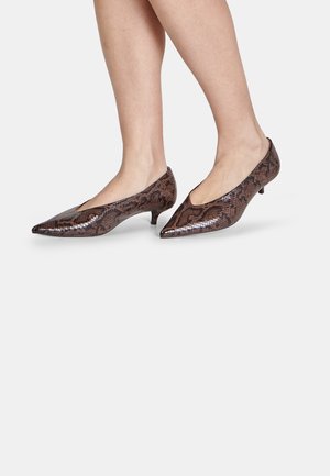 Scarpe basse con tacco basso effetto pelle di serpente marrone, design con punta affilata e lati ritagliati, caratterizzate da una texture lucida e una leggera brillantezza.