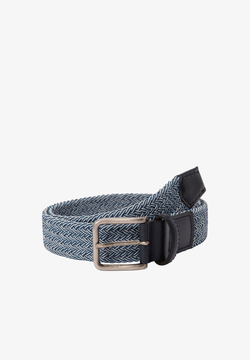 Geflochtener Stoffgürtel in Blau und Weiß mit einem strukturierten Fischgrätenmuster. Mit einer Metallschnalle und marineblauen Lederakzenten.