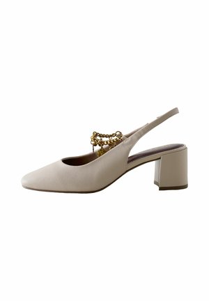 Beige slingback blokhælssko med rundet tå og guldkædedetalje på toppen.