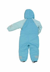Blå overall för snö som har huva, långa ärmar och elastiska ärmmuddar. Reflexband på armarna och benen; slät, vattentålig yta.
