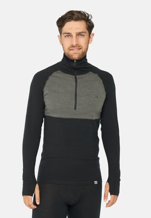 Zwarte pullover met lange mouwen en een grijze, gestructureerde borstpanelen. Heeft een hoge kraag en een kwartrits, gemaakt van een rekbare, ademende stof.