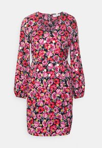 Květinové šaty s dlouhými rukávy, s černým pozadím, živými růžovými růžemi a zlatými puntíky, vyrobené z lehké látky.