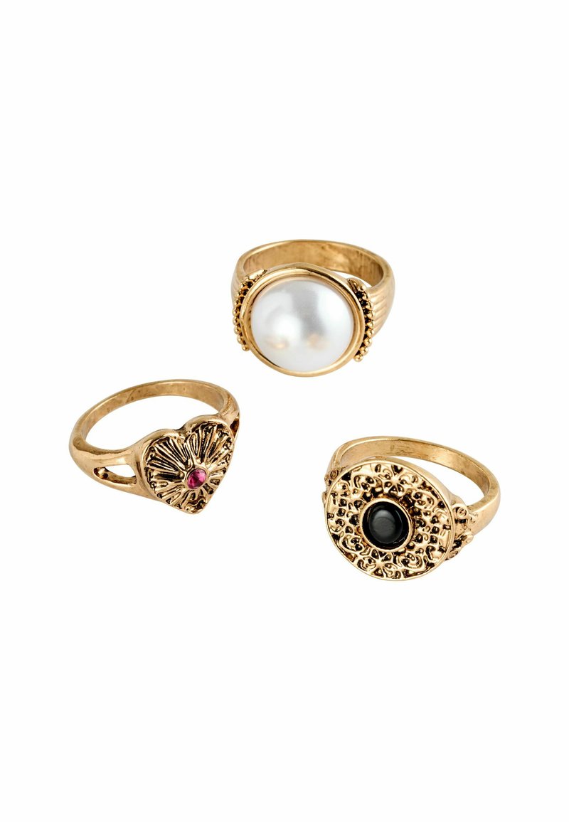 Goldfarbene Ringe mit einer großen weißen Perle, einem Herzdesign mit einem pinken Stein und einem aufwendigen Design mit einem schwarzen Stein. Strukturierte Akzente überall.