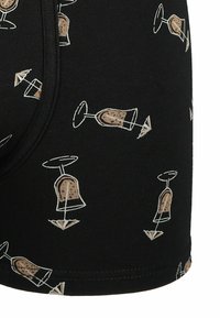 Czarne bokserki wykonane z miękkiego materiału, z wzorem powtarzających się jasnobrązowych kieliszków koktajlowych z białymi konturami i akcentami.