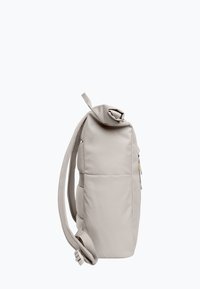 Ljusgrå ryggsäck med en mjuk textur, rullstängning, ergonomiska remmar och externa fickor för förvaring. Funktioner en minimalistisk design.