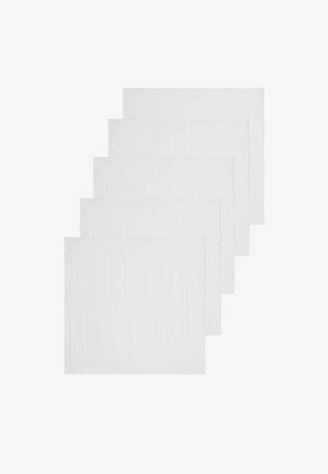 Sæt af fire hvide dækkeservietter med en struktureret overflade, rektangulær form og lige kanter, arrangeret overlappende på en hvid baggrund.