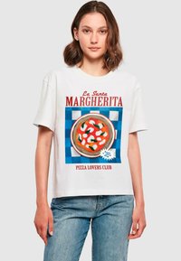 Valge puuvilla t-särk, millel on värviline pitsa graafika sinise ruudulise tausta peal ning julge tekst "Pizza Lovers Club."