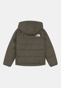 Polstret jakke i olivengrøn med hætte, som har vandret syninger, elastiske ærmer og et hvidt logo på den øverste del af ryggen.