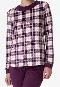 Maglia a maniche lunghe di colore viola, con motivo tartan bianco e rosa, scollatura rotonda e tessuto morbido e textured.