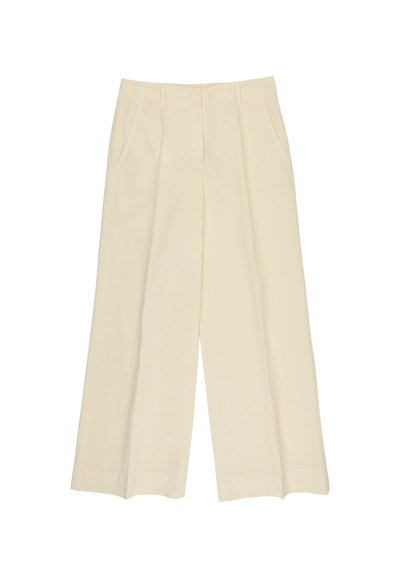 Pantalones de pierna ancha beige con bolsillos delanteros, trabillas para cinturón y cierre frontal con cremallera, presentados sobre un fondo blanco.