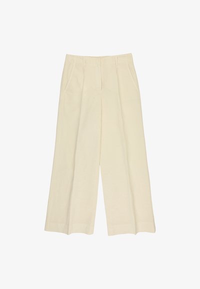 Pantalones de pierna ancha beige con bolsillos delanteros, trabillas para cinturón y cierre frontal con cremallera, presentados sobre un fondo blanco.