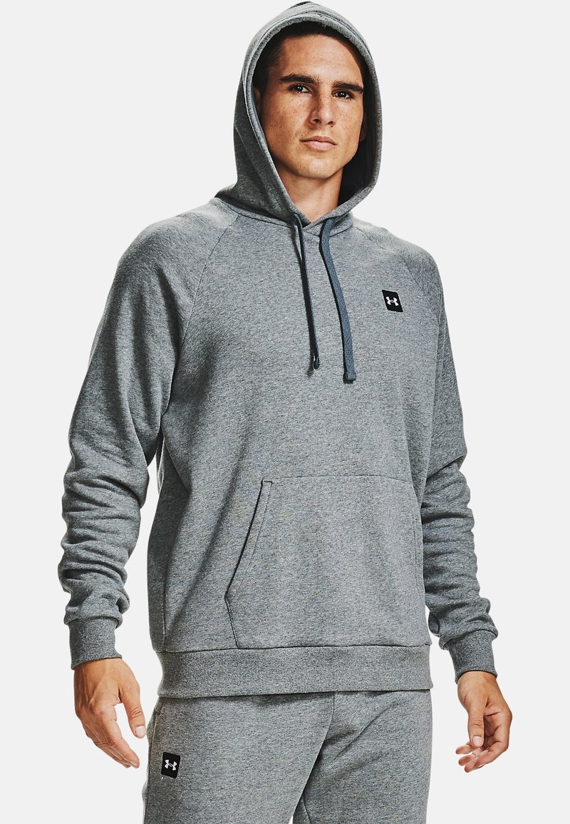 Grijze hoodie met een trekkoordkap, een voorzak en raglanmouwen. Bevat een klein zwart logo op de borst en ribgebreide manchetten.