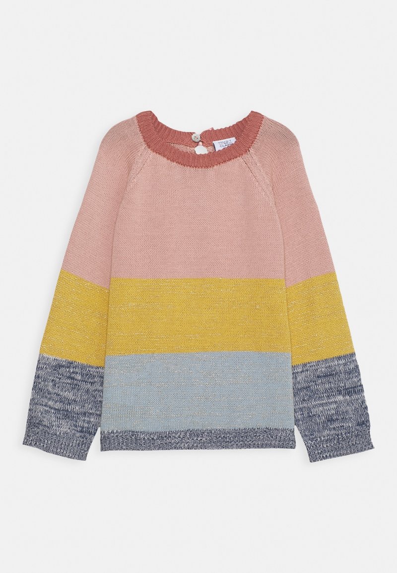 Pull en tricot à manches longues pour enfant avec des blocs de couleurs horizontaux rose, jaune, bleu clair et bleu foncé et un col rond boutonné.