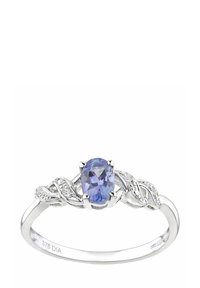 Hopealuinen sormus, jossa on soikea vaaleansininen kivikiinnitys, ympäröitynä toisiinsa kietoutuvilla nauhoilla, joissa on pieniä timanttiyksityiskohtia. Sileä, kiillotettu pinta.