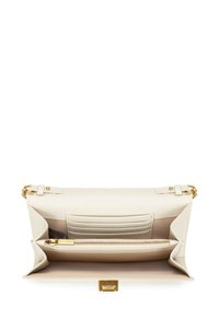 Krémová kožená kabelka s texturovaným povrchem, zlatými kovovými prvky, několika sloty na karty a zipem uzavíratelnou přihrádkou, která ukazuje uspořádaný interiér.