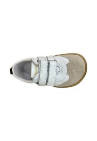 Zapato infantil de cuero blanco y gamuza beige con dos correas de Velcro, punta redondeada y suela de goma flexible.