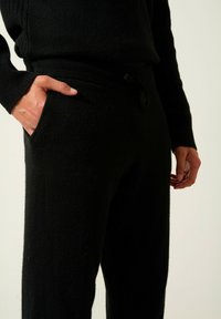 Authentic Cashmere BICHET JOGGING - Teplákové kalhoty - black