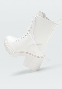 Stradivarius Botki na platformie