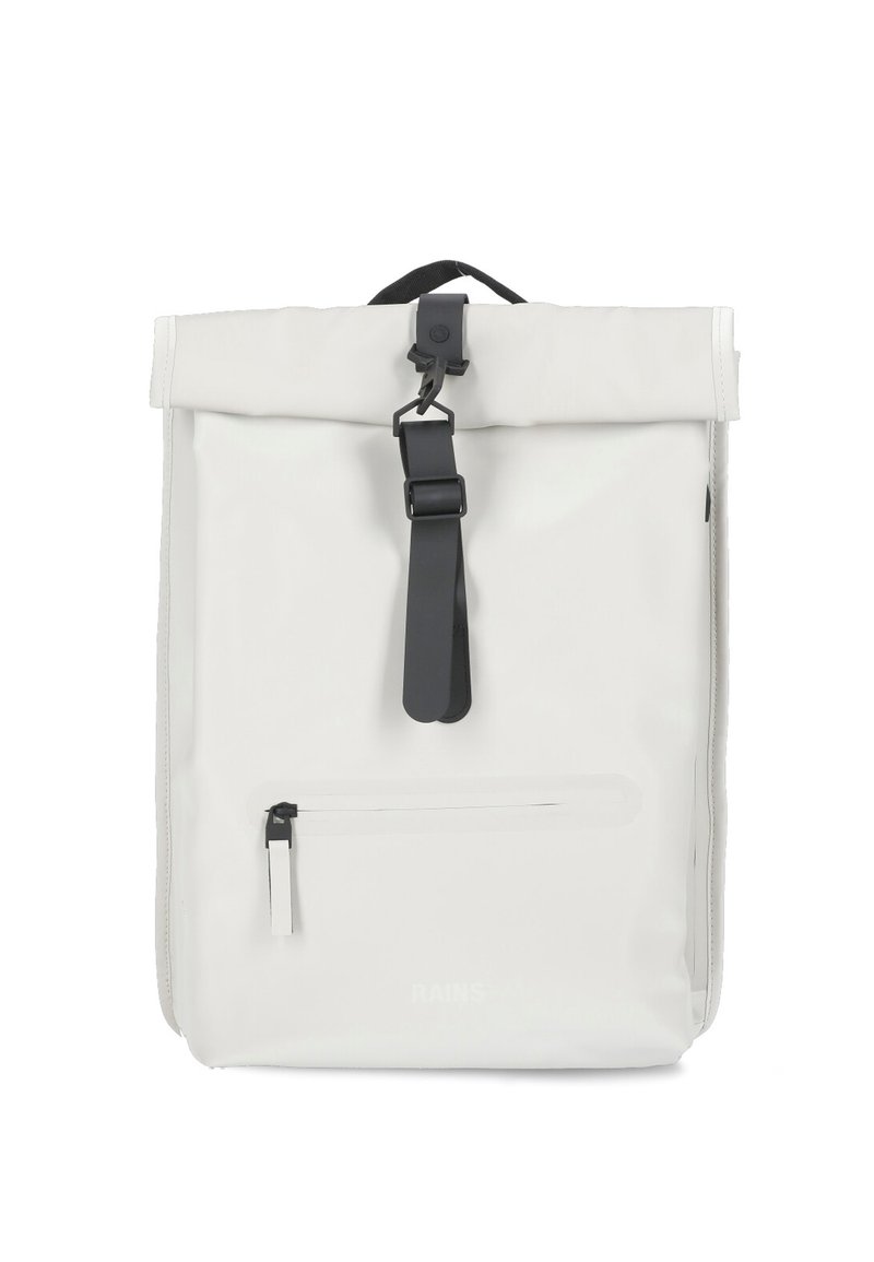 Zaino impermeabile bianco con design a ripiegatura, hardware nero, tracolla regolabile e tasca frontale con zip per ulteriore spazio di archiviazione.