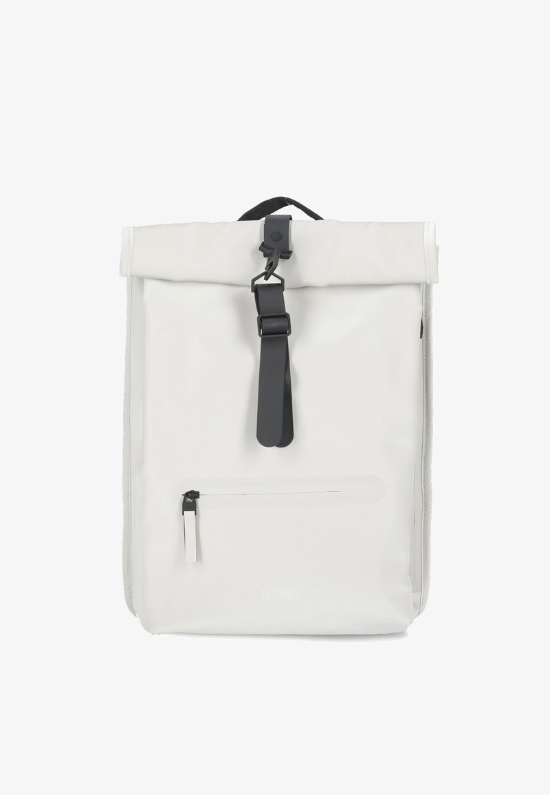 Zaino impermeabile bianco con design a ripiegatura, hardware nero, tracolla regolabile e tasca frontale con zip per ulteriore spazio di archiviazione.