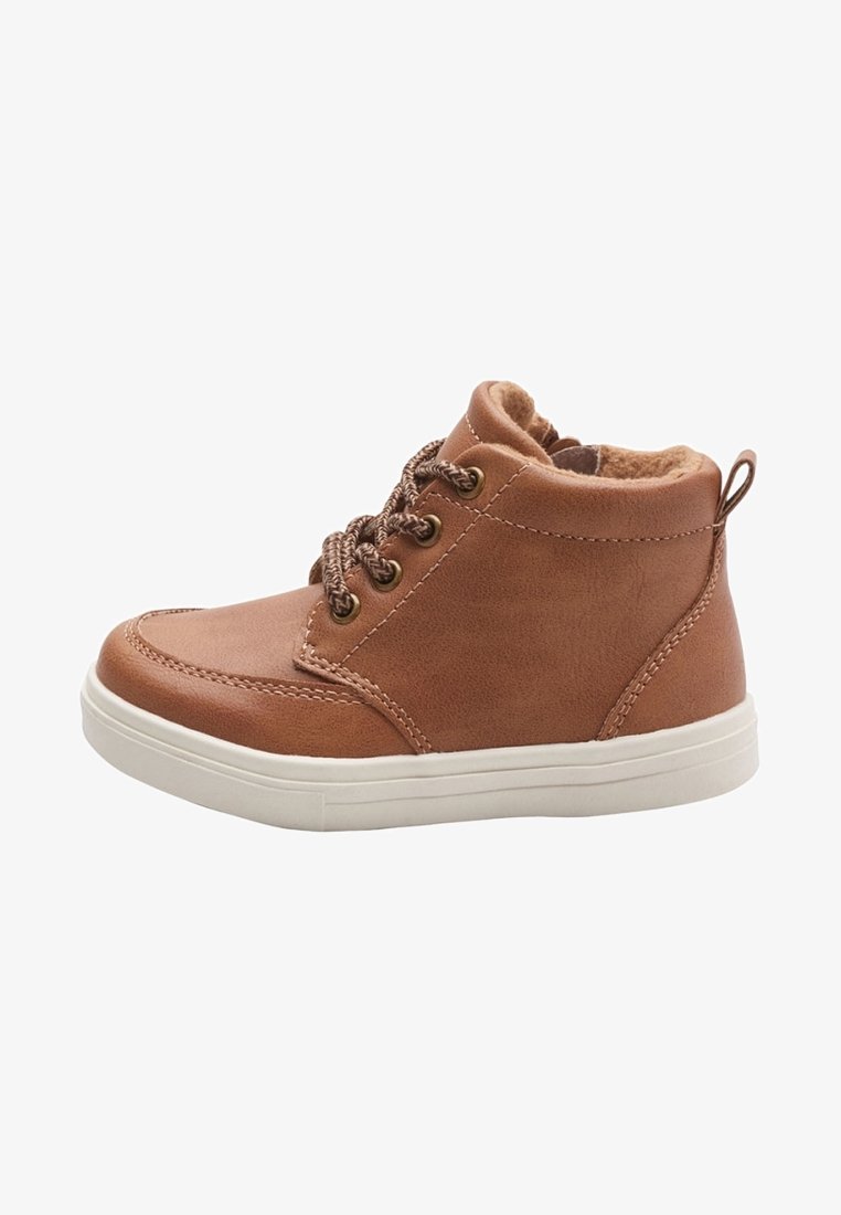 Baskets montantes marron avec semelle blanche, col rembourré, bout rond et lacets marron sur fond blanc, vue de côté.