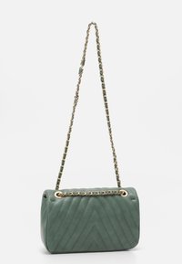 Borsa a tracolla in pelle verde trapuntata con catena dorata. Presenta una forma rettangolare e un motivo a zigzag sulla superficie.