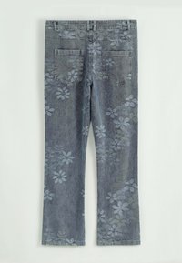 Pantalon en denim bleu avec un motif floral en bleu clair. Design à cinq poches, jambe droite et ourlet avec un léger détail d'effilochage.
